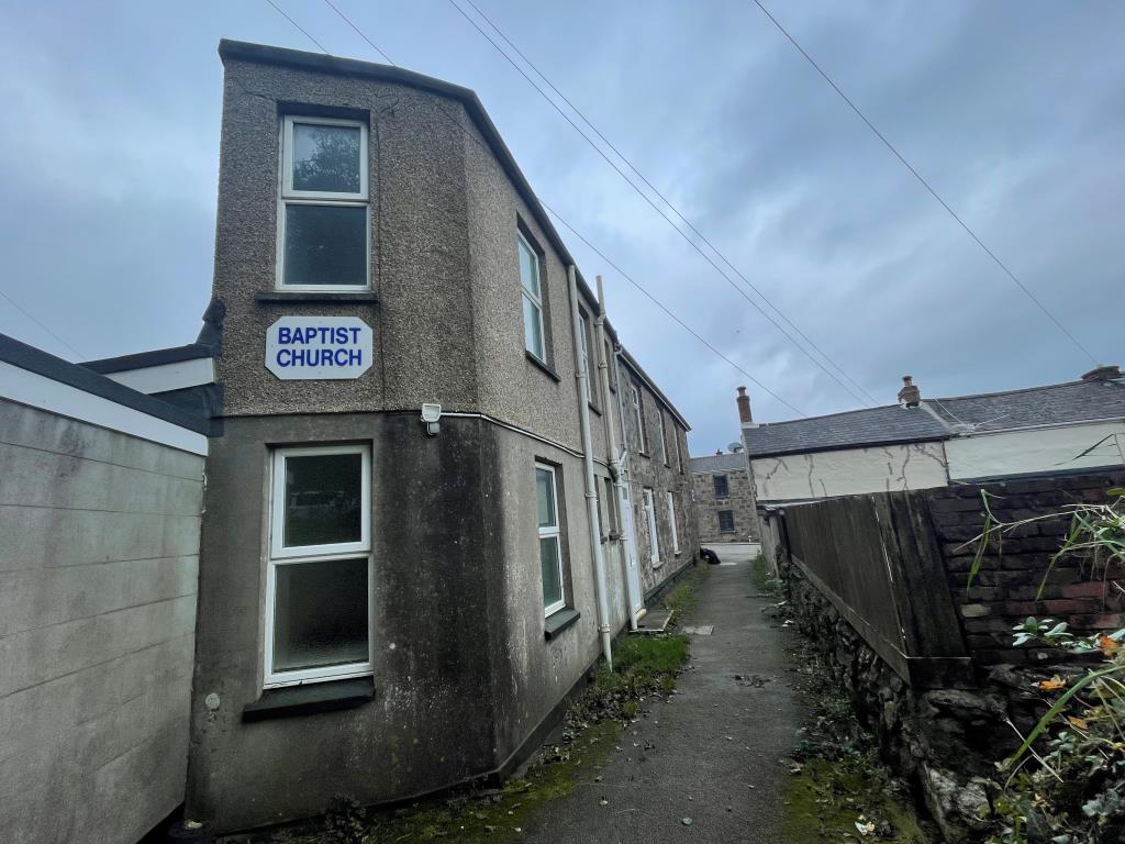 Lot: 140 - FORMER BAPTIST CHURCH - Side elevation of property from the rear